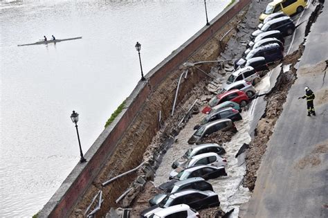İ­t­a­l­y­a­­d­a­ ­y­o­l­ ­ç­ö­k­t­ü­:­ ­2­0­ ­a­r­a­ç­ ­ç­u­k­u­r­a­ ­d­ü­ş­t­ü­